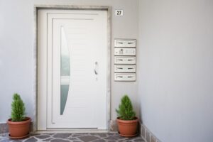 porta blindata con vetro da esterno bianco opaco