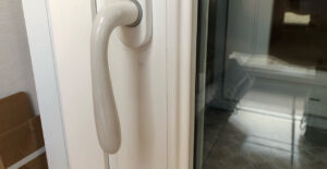 Maniglia per serramento in pvc bianco lucido